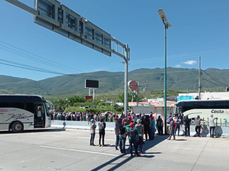 Normalistas de Ayotzinapa bloquean Autopista del Sol