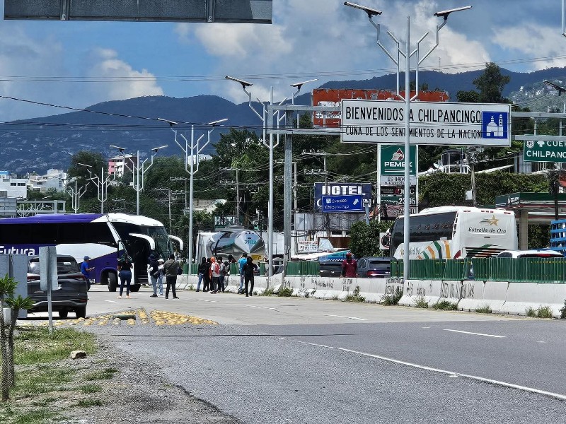 Normalistas de Ayotzinapa bloquean Autopista del Sol en Chilpancingo