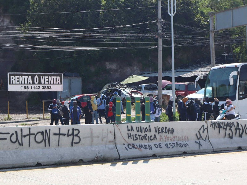 Normalistas de Ayotzinapa bloquean Autopista del Sol en Chilpancingo