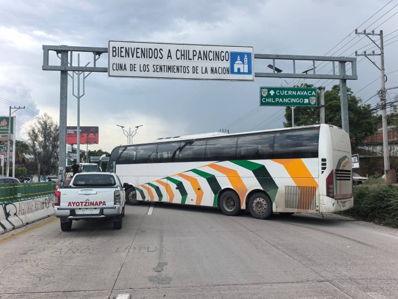 Normalistas de Ayotzinapa bloquean Autopista del Sol por plazas
