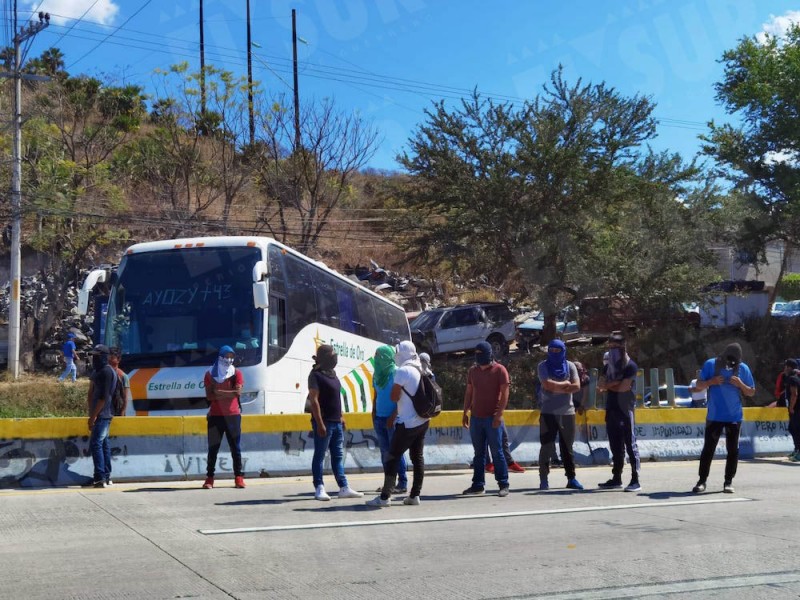 Normalistas de Ayotzinapa bloquean Autopista del Sol y retienen vehículos