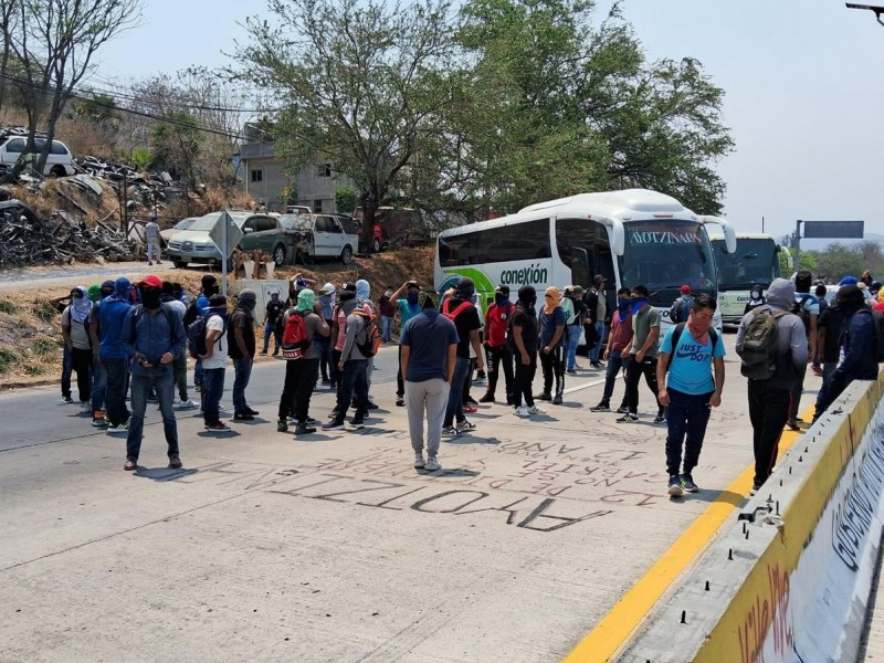 Normalistas de Ayotzinapa bloquean autopista en Chilpancingo