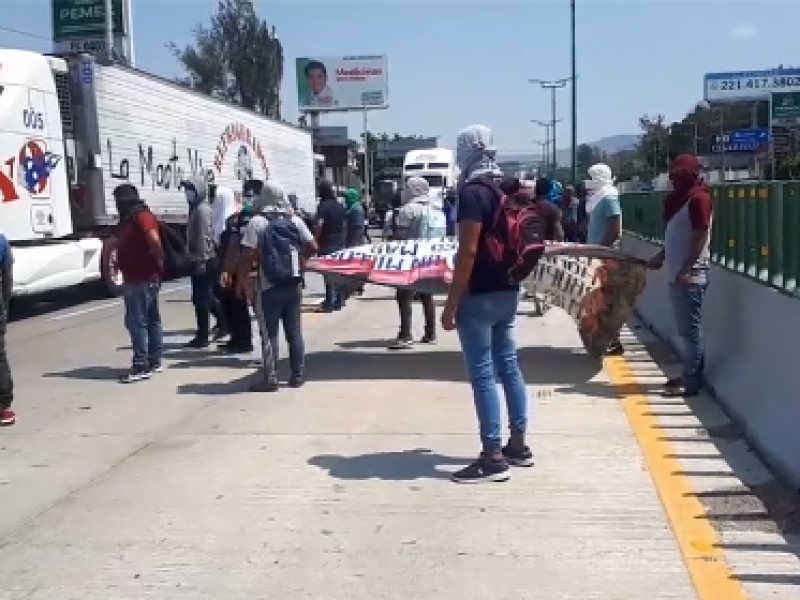 Normalistas de Ayotzinapa bloquean autopista por estudiantes de Chiapas