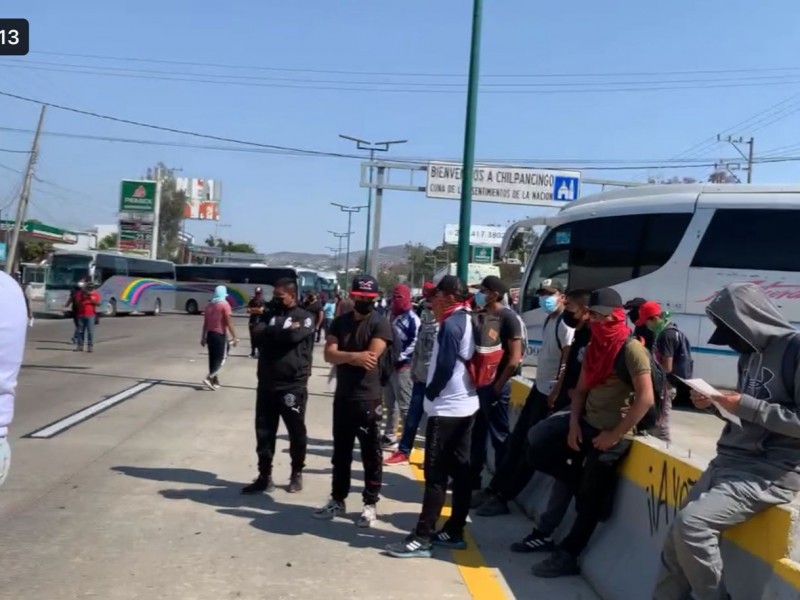 Normalistas de Ayotzinapa bloquean autopista tras informe del GIEI