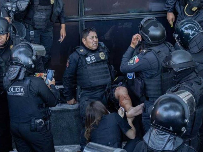 Normalistas de Ayotzinapa lanzan cohetones a policías; hieren a 11