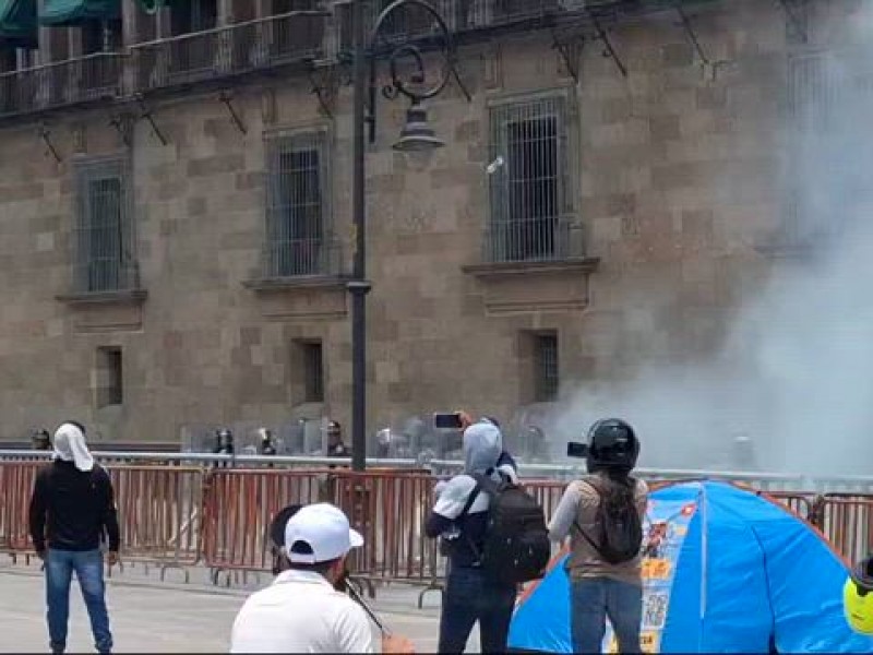 Normalistas de Ayotzinapa lanzan petardos a Palacio Nacional