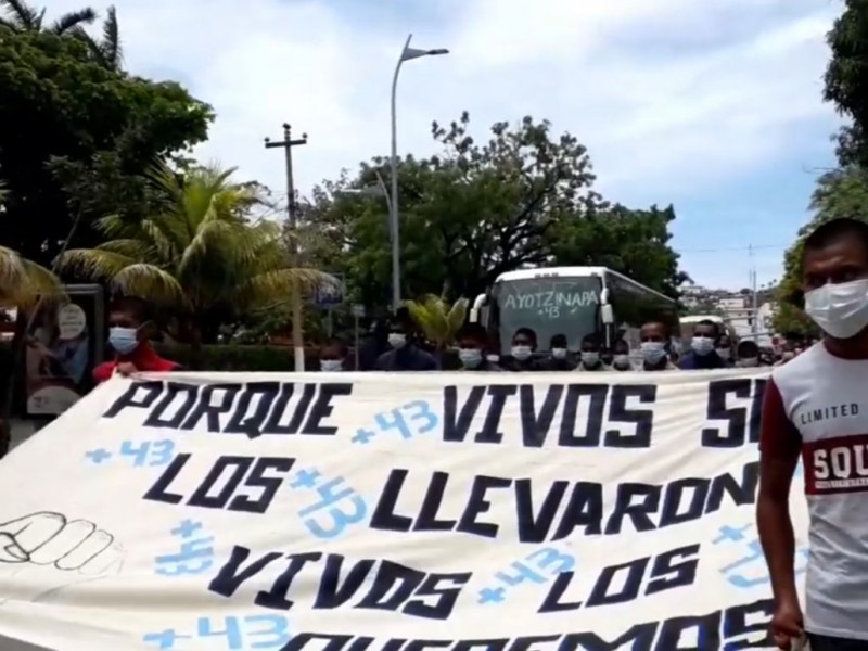 Normalistas de Ayotzinapa marchan en Acapulco