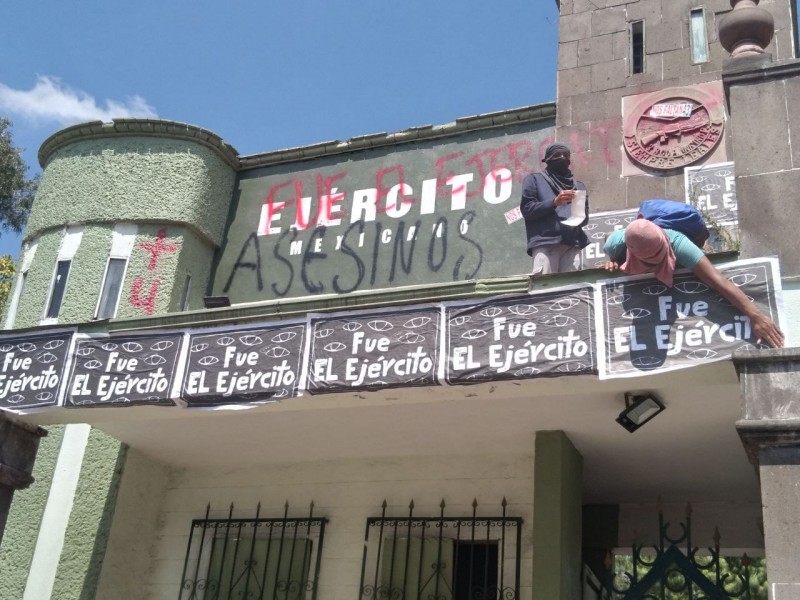 Normalistas de Ayotzinapa protestan en campo Militar 1-A