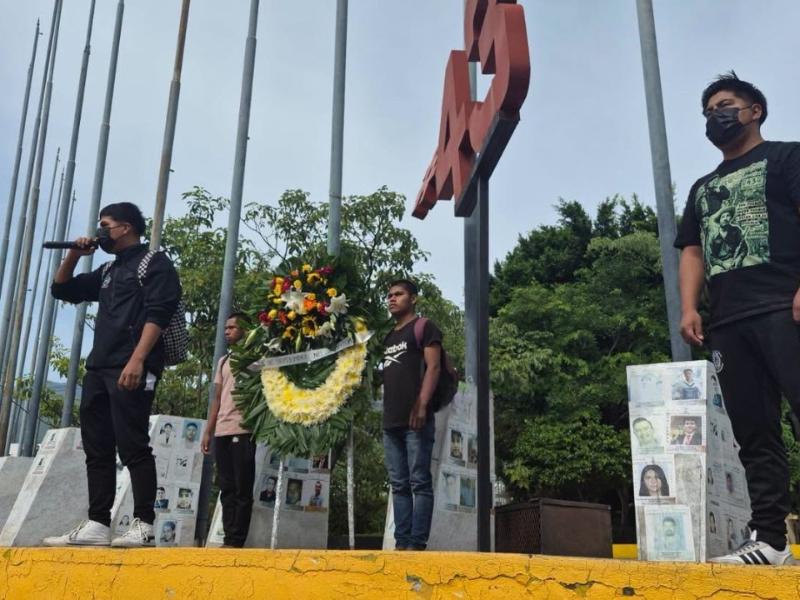 Normalistas de Ayotzinapa protestan en Chilpancingo; exigen justicia
