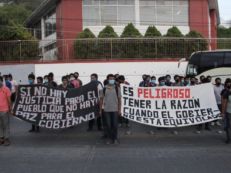 Normalistas de Ayotzinapa protestan por reducción a su presupuesto