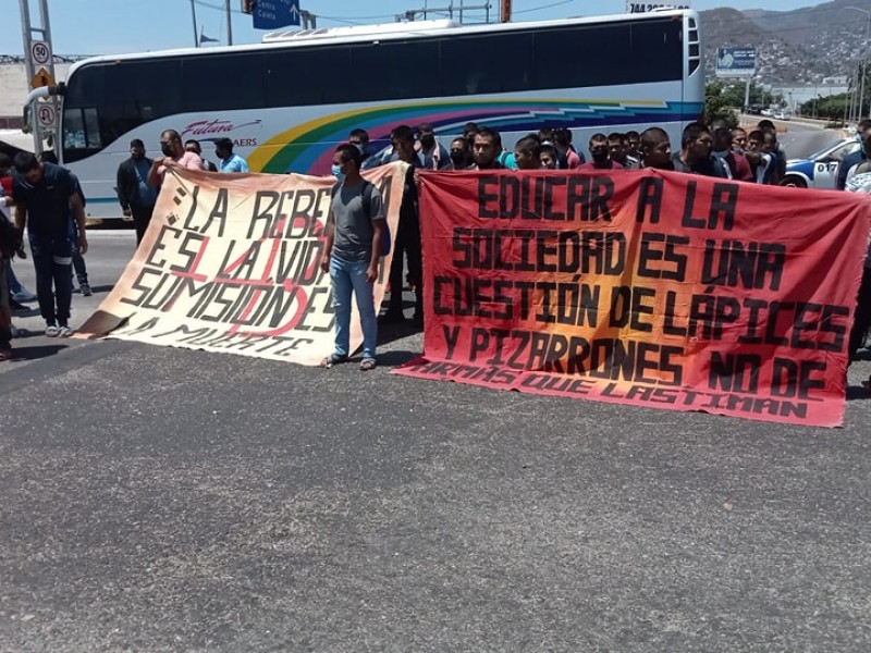 Normalistas de Ayotzinapa realizan mitin en Acapulco