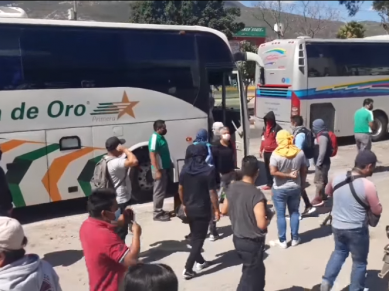 Normalistas de Ayotzinapa retienen autobuses en Chilpancingo