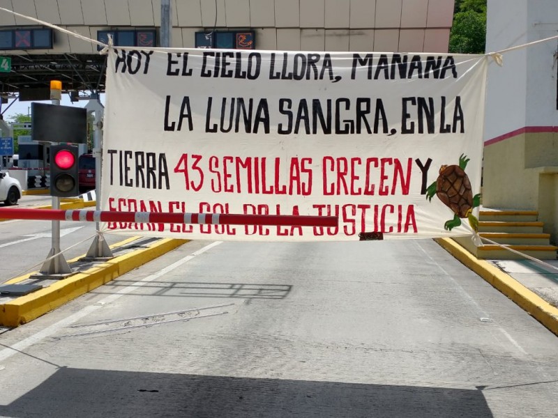 Normalistas de Ayotzinapa toman caseta La Venta