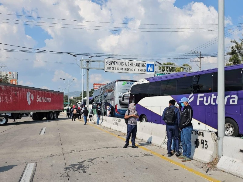 Normalistas de Ayotzinapa toman tráiler y bloquean Autopista en Chilpancingo