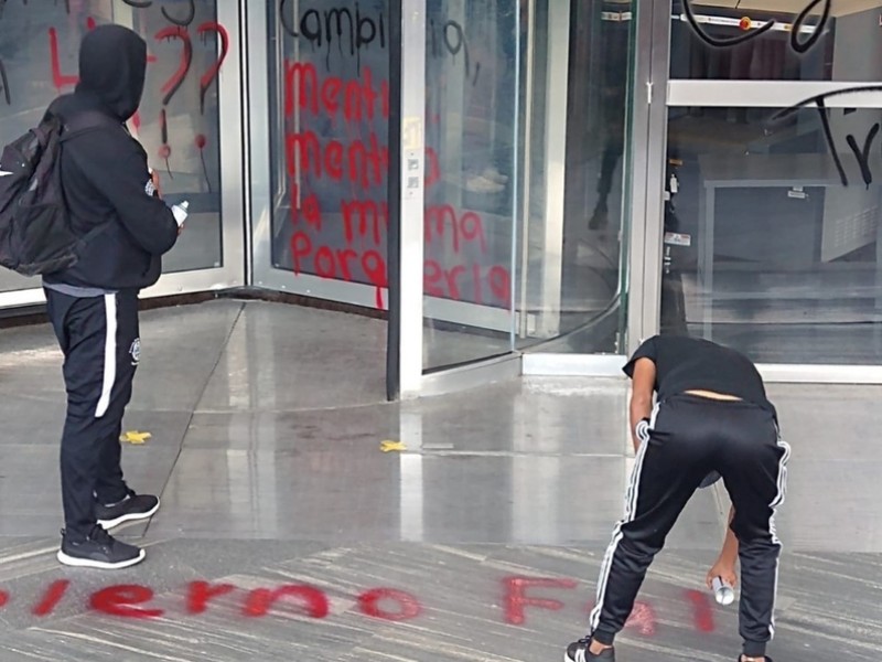 Normalistas de Ayotzinapa y Chiapas vandalizan oficinas de FGR