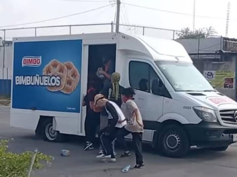 Normalistas de Ciudad Ixtepec sustraen mercancía de camión repartidor