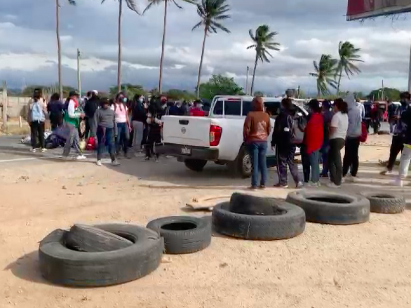Normalistas de Ixtepec reactivan bloqueo carretero en Juchitán