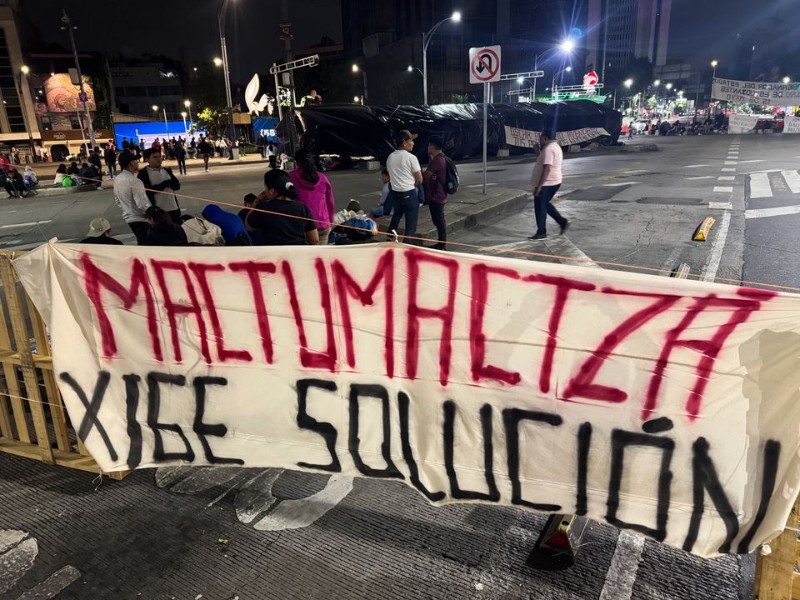 Normalistas de la Mactu protestan en Zócalo de la CDMX