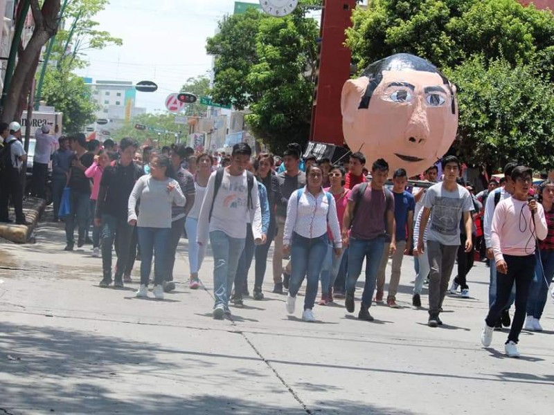 Normalistas de la Mactumatza piden liberación de director