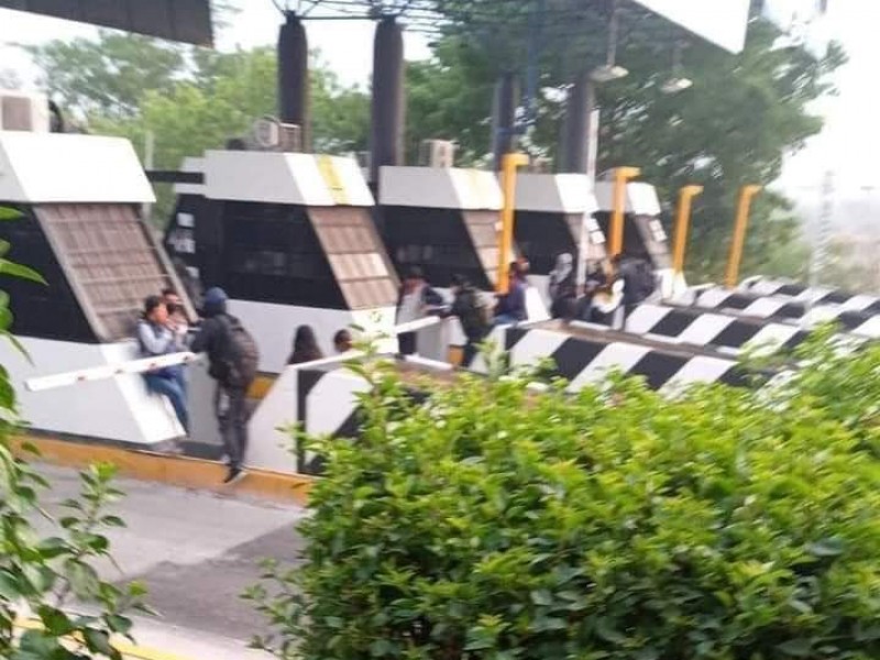 Normalistas de Larrainzar protestan en la capital chiapaneca