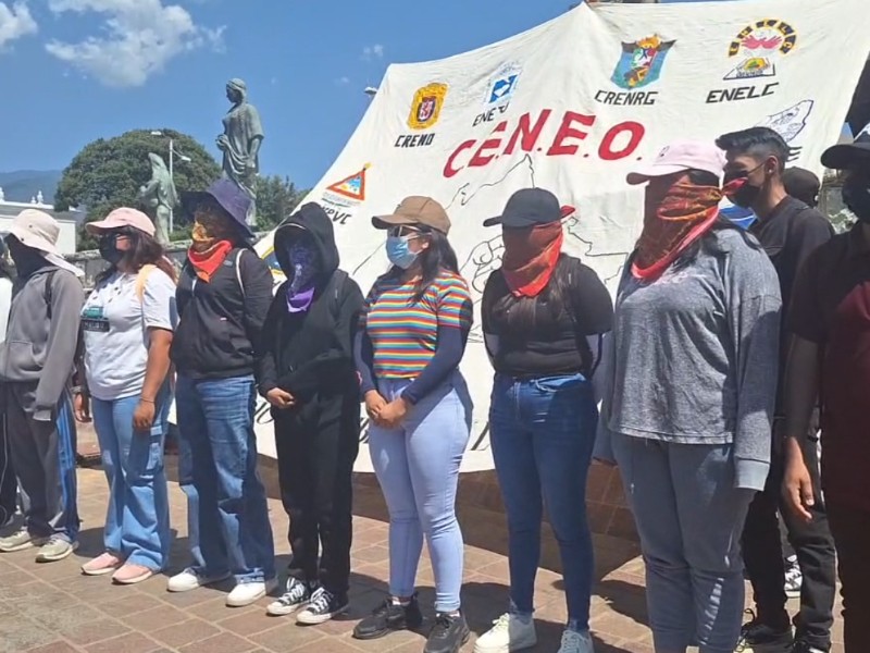 Normalistas de Oaxaca exigen respuesta al pliego petitorio gubernamental