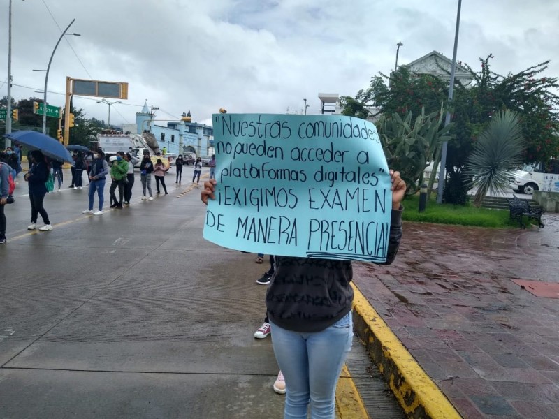 Normalistas de Oaxaca rechazan exámenes a distancia, argumentan carencias tecnológicas