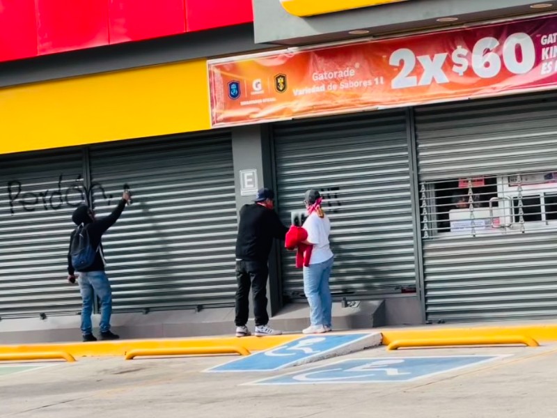 Normalistas de Oaxaca recuerdan Ayotzinapa con protesta simbólica activa