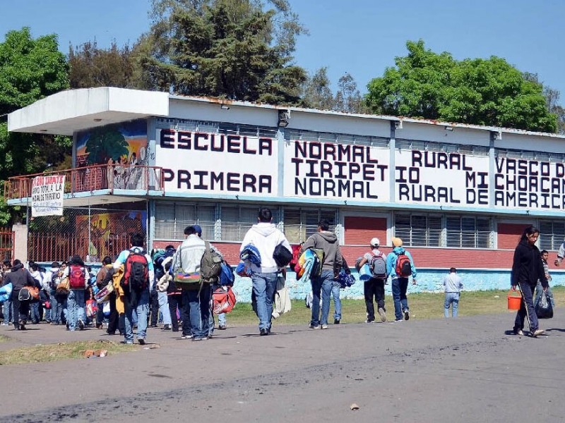 Normalistas de Tiripetio toman carretera y vías