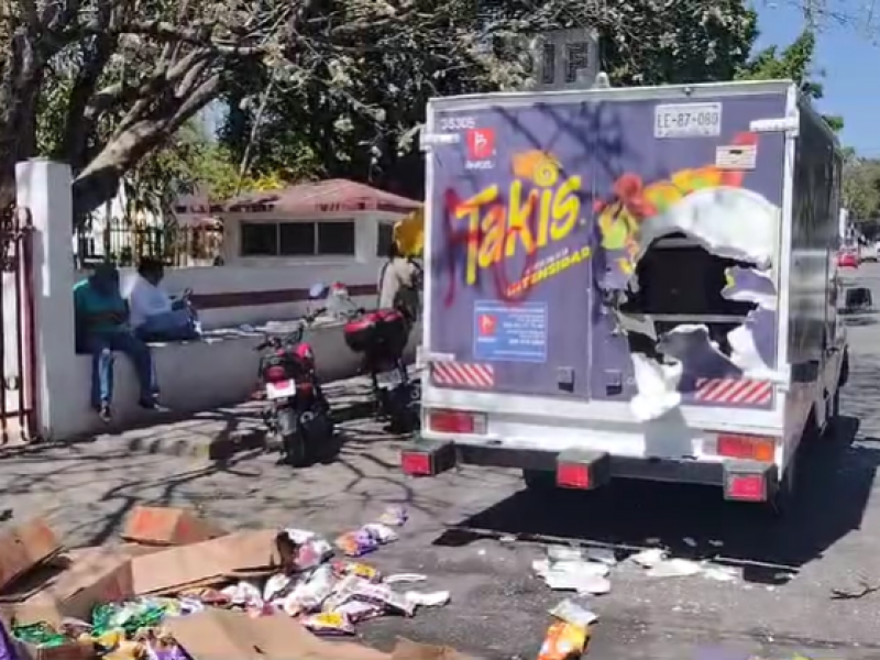 Normalistas del FUNPEG incendian camioneta en Chilpancingo