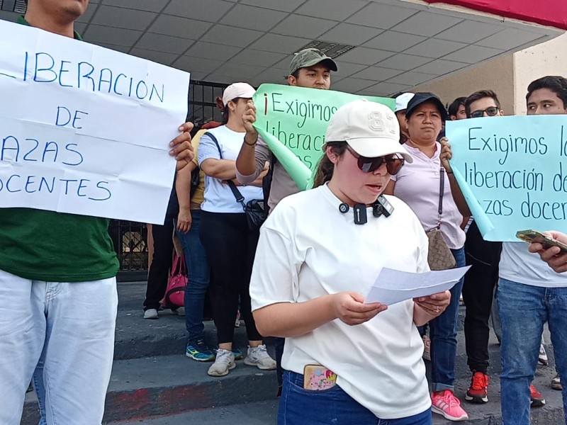 Normalistas denuncian falta de liberación de plazas magisteriales en Chiapas