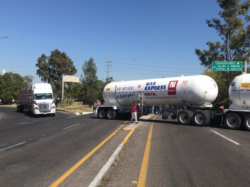 Normalistas desquician circulación al Sur de Morelia