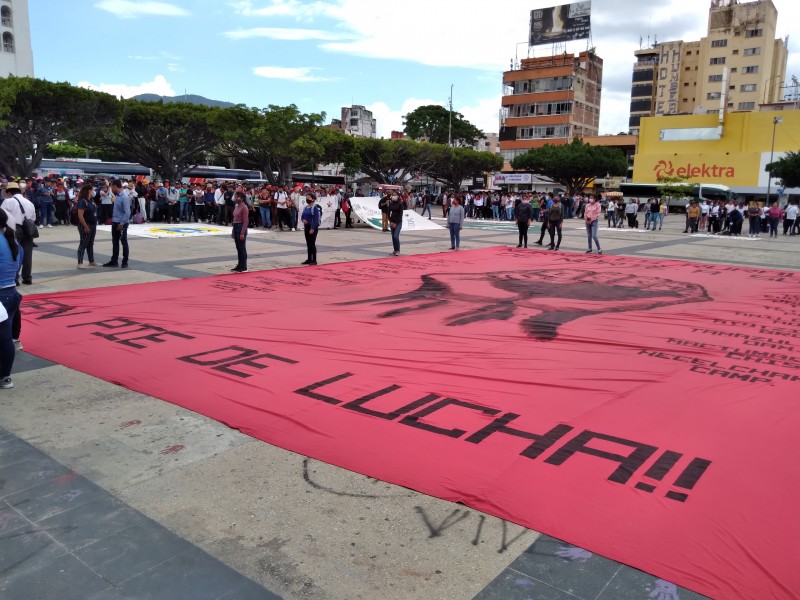 Normalistas desquician la Ciudad por marcha pacífica