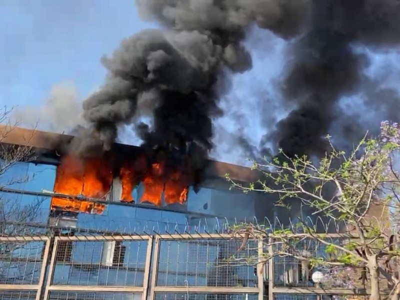 Normalistas destrozan parte del Palacio de Gobierno y queman vehículos