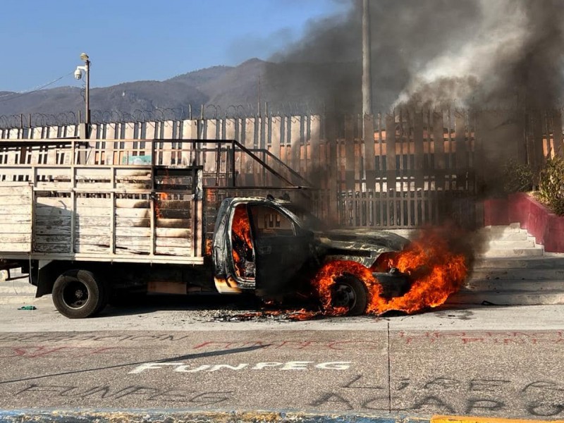 Normalistas destrozan parte del Palacio de Gobierno y queman vehículos