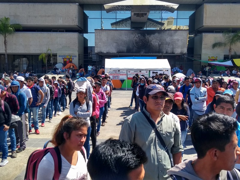 Normalistas exigen la devolución de su escuela