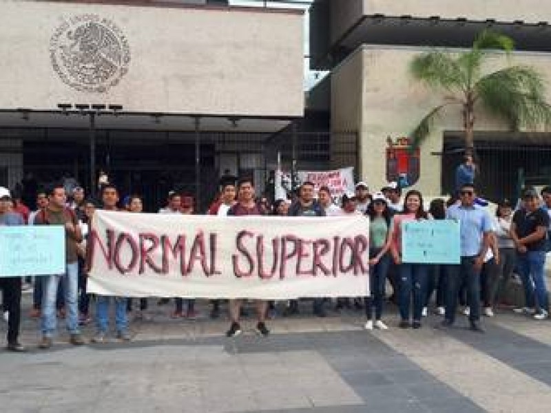 Normalistas exigen más plazas en Chiapas