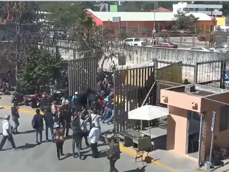 Normalistas impactan camioneta en el Poder Ejecutivo de Guerrero