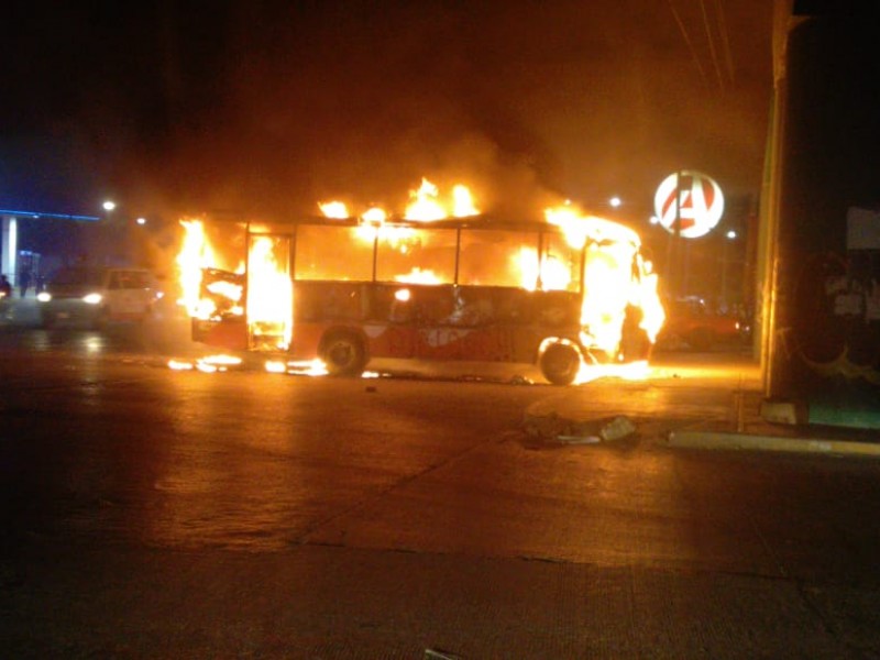 Normalistas incendian conejobus