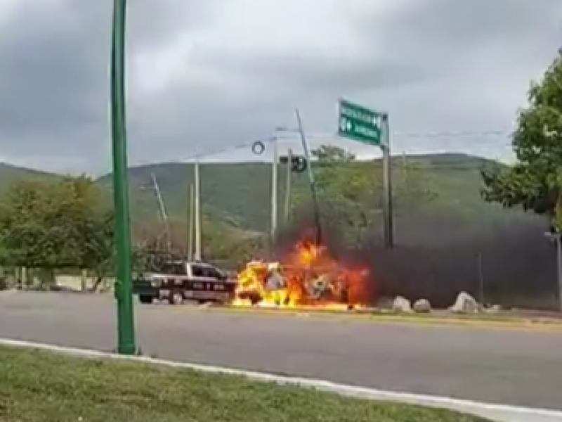 Normalistas incendian Patrulla y retienen vehículos de empresas diversas