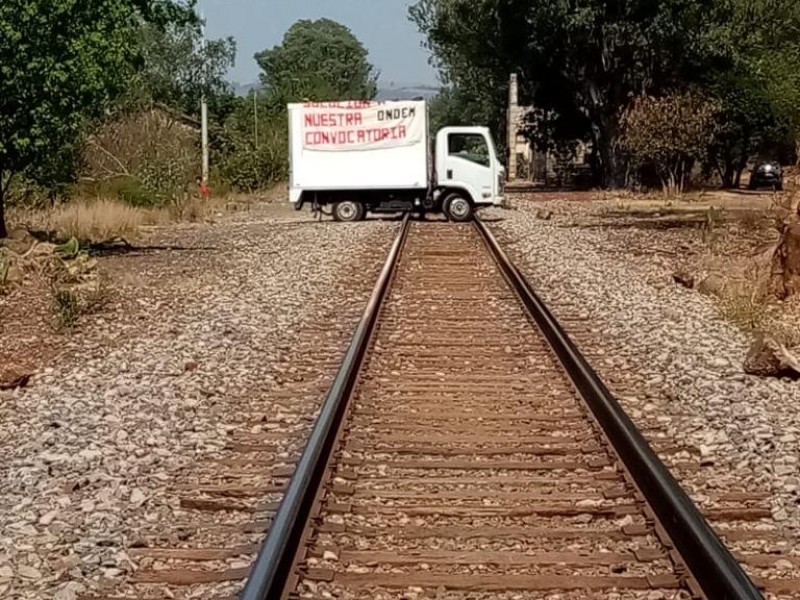 Normalistas insisten en bloquear las vías del tren