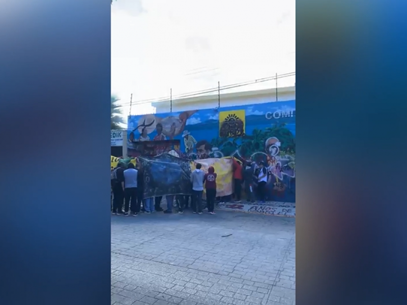 Normalistas lanzan petardos a sede del PRD en Chilpancingo