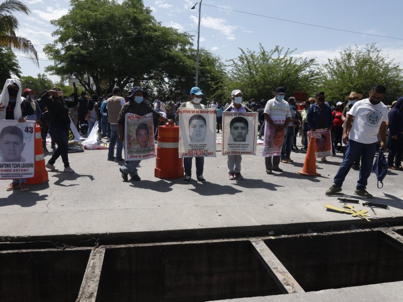 Normalistas lanzan petardos al 27 batallón en Iguala