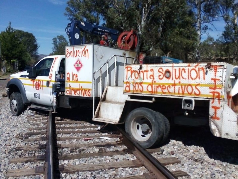 Normalistas mantienen bloqueo en vías del tren