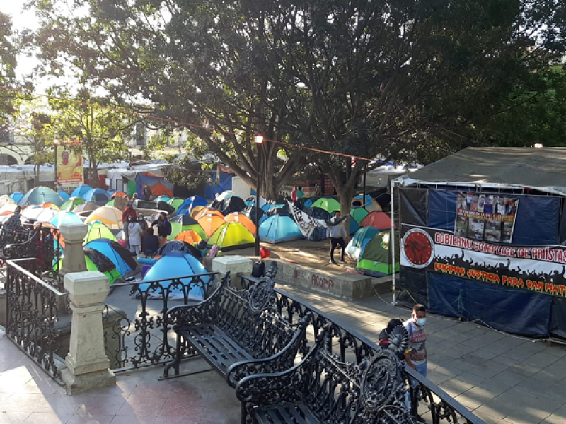 Normalistas mantienen plantón indefinido en el zócalo de Oaxaca