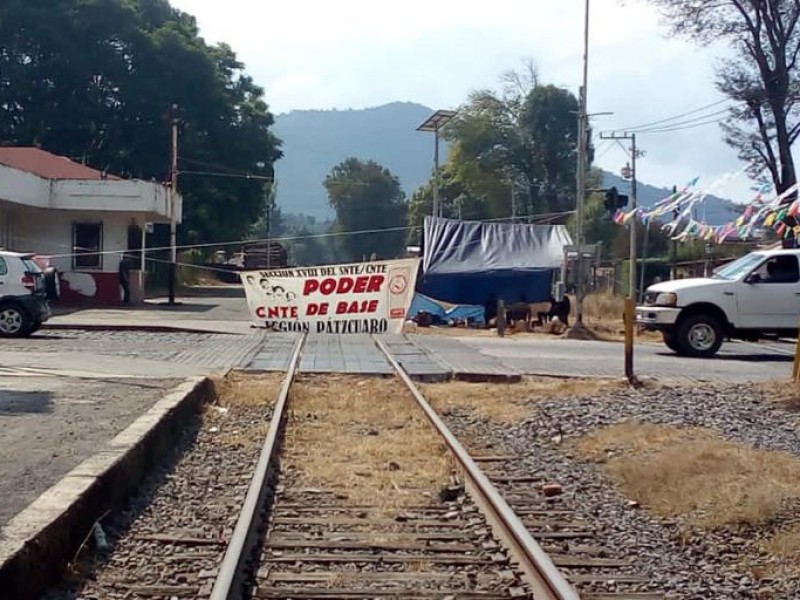 Normalistas mantienen por 43 días bloqueos en vías férreas