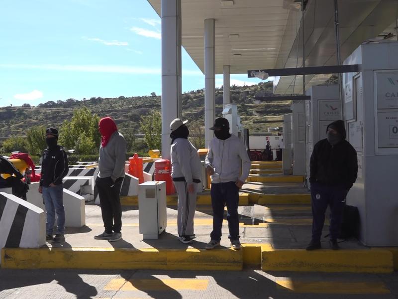 Normalistas mantienen tomadas casetas de Mazatlán y Gómez Palacio.