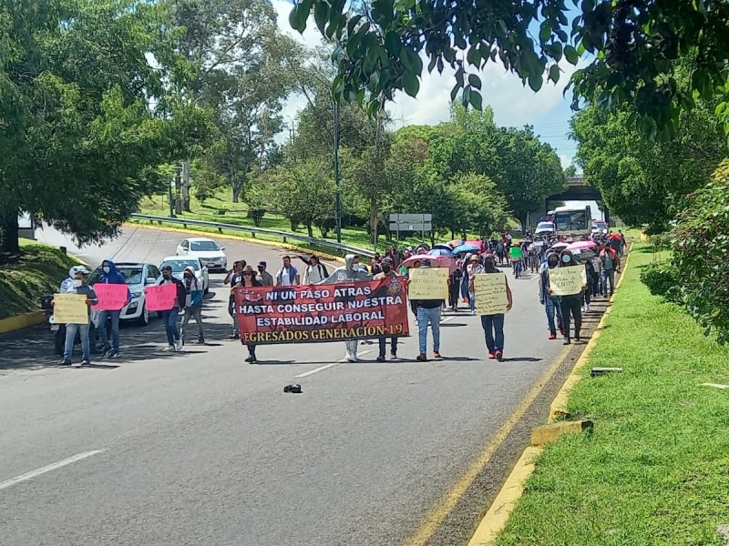 Normalistas marchan en Morelia