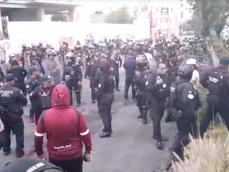 Normalistas marchan en Morelia; lanzan cohetones y piedras contra policías