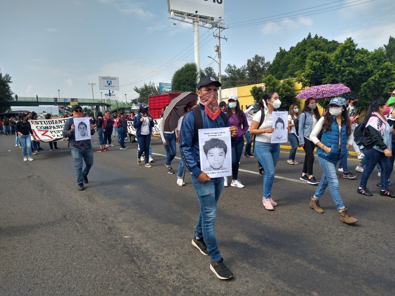 Normalistas marchan en Morelia, reclaman justicia por los 43