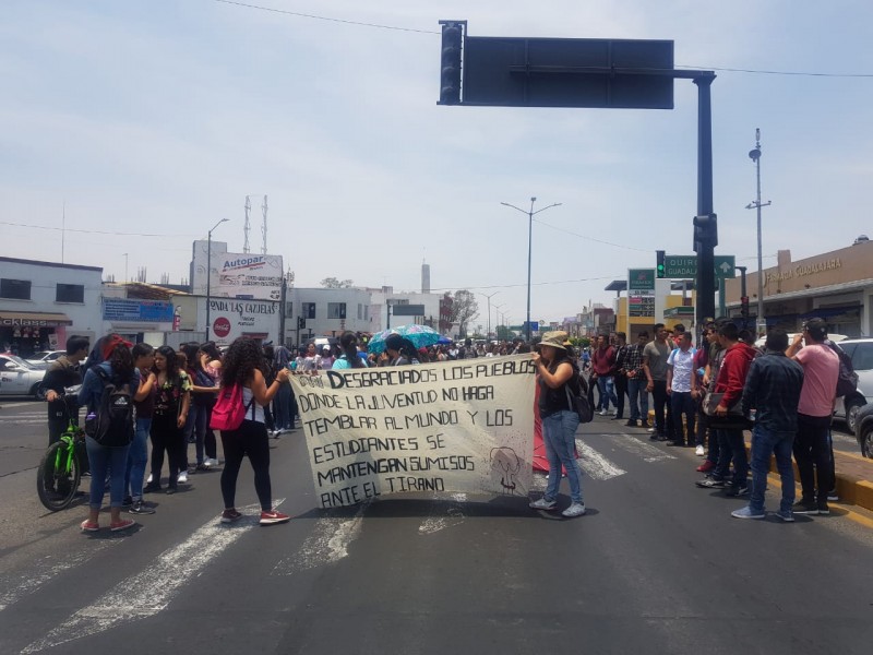 Normalistas marchan en Morelia; repudian Reforma Educativa